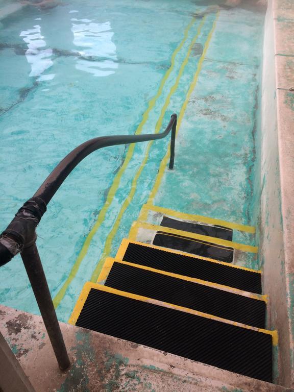 Lolo Hot Springs Hotel Bagian luar foto