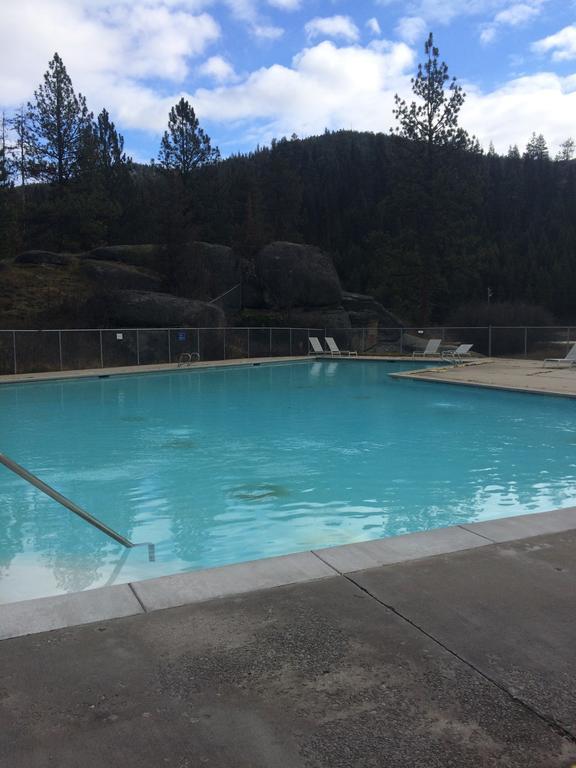 Lolo Hot Springs Hotel Bagian luar foto